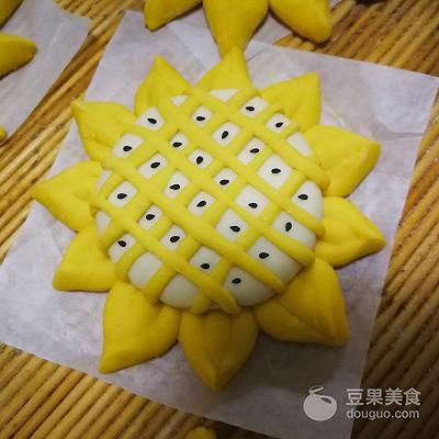 向日葵豆沙包的做法。
