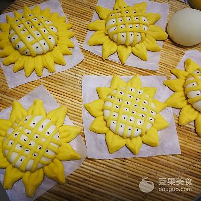 向日葵豆沙包的做法。