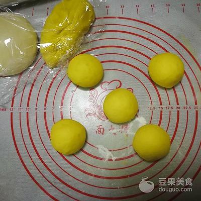 向日葵豆沙包的做法。