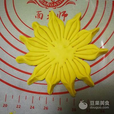 向日葵豆沙包的做法。