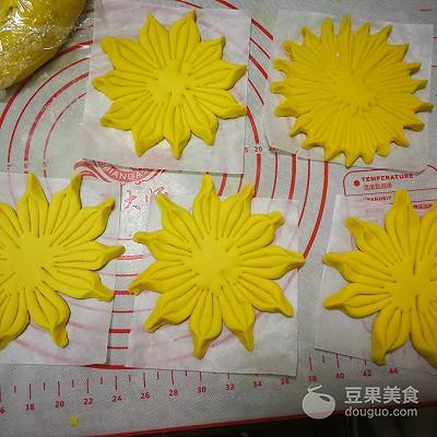 向日葵豆沙包的做法。