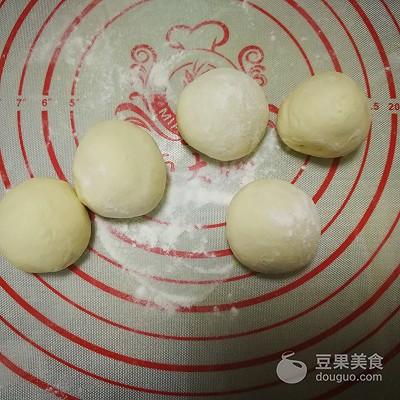 向日葵豆沙包的做法。