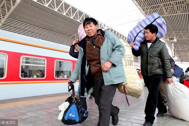 丈夫外出打工一年賺回五千元，到家後妻子的做法感人淚下