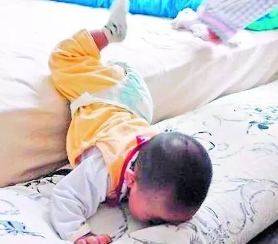太大意了！寶寶摔下床3天後死亡，這些致命傷萬萬不能忽視…
