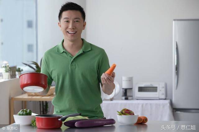 親家請吃飯，只有我兒子在廚房忙，生氣要帶他走，兒子卻把我趕出門