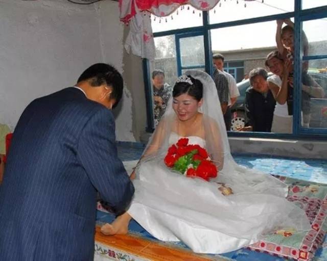 娘家拆遷三套房沒女兒的份，父親癱瘓弟弟讓姐出錢，姐笑著拒絕