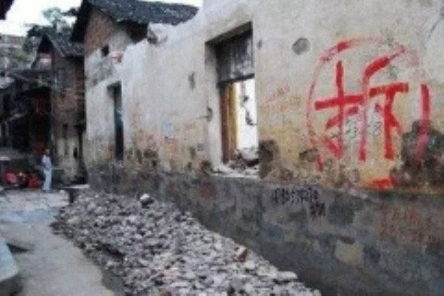 娘家拆遷三套房沒女兒的份，父親癱瘓弟弟讓姐出錢，姐笑著拒絕