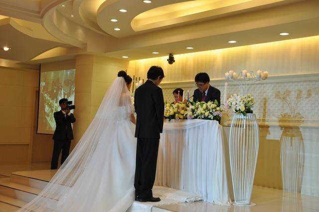 家裡拆遷一夜暴富，幾個月後和老公離婚，婆婆反倒送兩套房