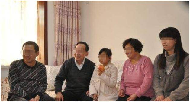父母在飯店談婚事，期間相談甚歡，到家後父親卻打了兒子一巴掌