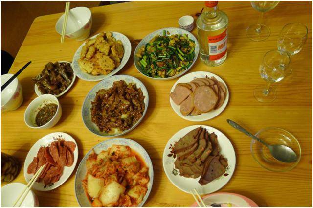 父母在飯店談婚事，期間相談甚歡，到家後父親卻打了兒子一巴掌