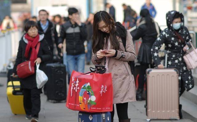 女友家窮母親逼我分手，遠房親戚來家一趟，母親讓我抓緊求婚