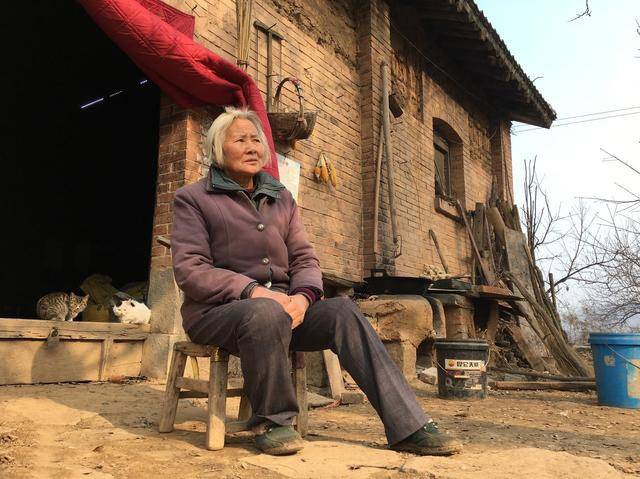 村婦去女兒家養老，做夢時去世三年老伴對她說 : 你快帶著女兒走啊