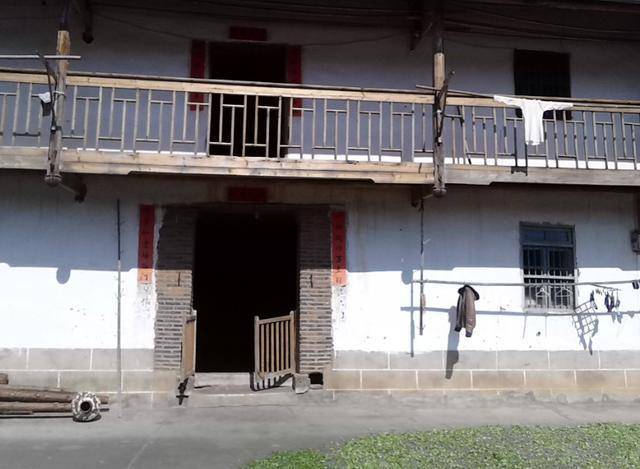 小兒開公司，父親卻住大兒家不肯走，病危中吐露實情，大兒知錯