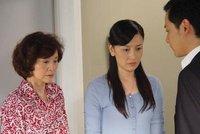 家婆嫌棄兒媳做菜難吃，老公給妻子一耳光，次日，跪求妻子原諒