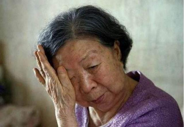 兒子接我到城裡住，兒媳做了海鮮卻不給我吃，半夜起來我哭了！