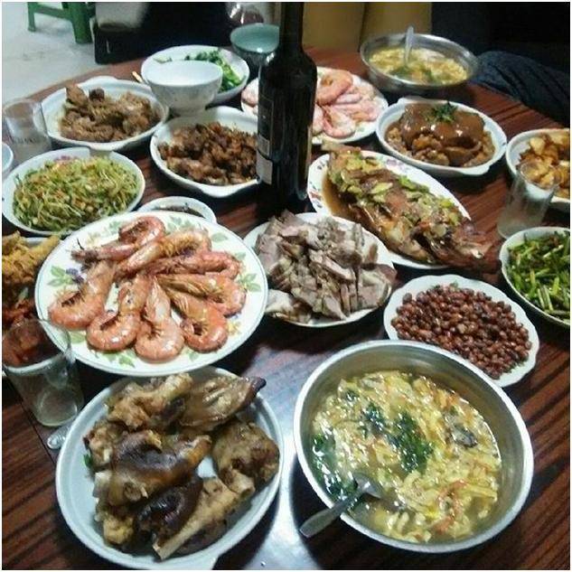 兒子考上大學，母親請吃飯，親友怕借錢沒人去，大雨中來了輛豪車