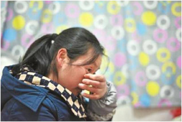 兒子考上大學，母親請吃飯，親友怕借錢沒人去，大雨中來了輛豪車
