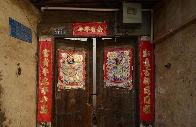 弟媳回家過年，爸媽熱情招待，飯吃到一半弟媳摔了筷子全家落淚