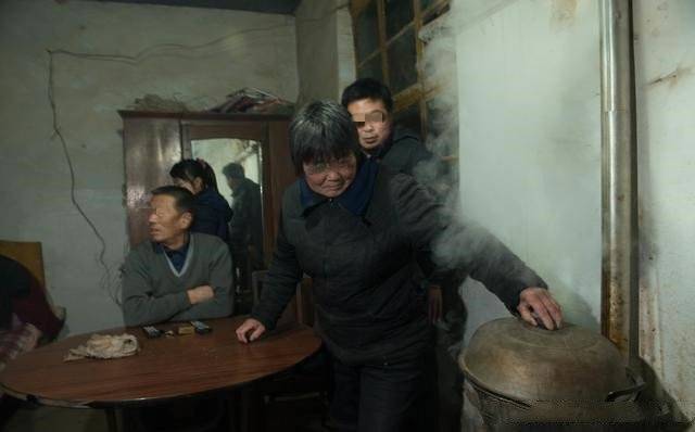 弟媳回家過年，爸媽熱情招待，飯吃到一半弟媳摔了筷子全家落淚