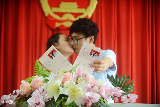 「異地戀四年，我們堅持下來了，可是因為婆婆，我們離婚了」