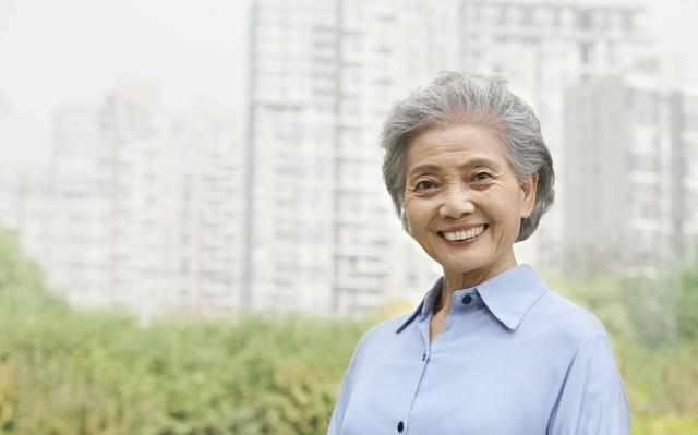 母親躺著看電視，妻子打掃衛生，看到妻子的手腕，老公怒提離婚