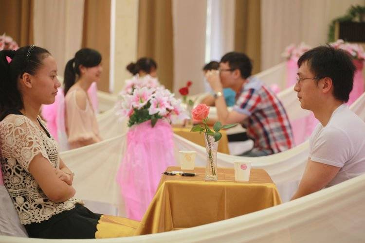 相親時，女友請俺吃大餐，俺大喜，她去了趟洗手間，俺慌忙報了警