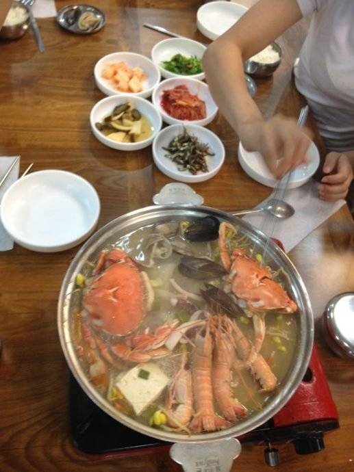 相親時，女友請俺吃大餐，俺大喜，她去了趟洗手間，俺慌忙報了警