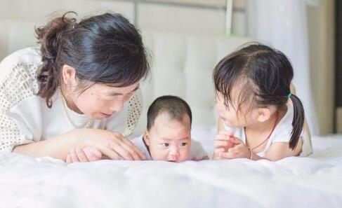 我跟小姑同一天生小孩，婆婆選擇了照顧我，但我還是把她送走了！