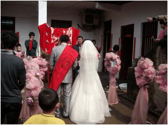女子帶婆婆改嫁，婚後丈夫呵護備至，出差回來女子含淚送走婆婆