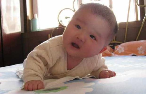 女兒晚上睡覺總哭，父親厭煩睡客房，深夜夢到女兒去世，醒來愣了