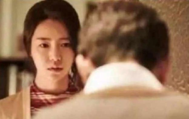女兒晚上睡覺總哭，父親厭煩睡客房，深夜夢到女兒去世，醒來愣了