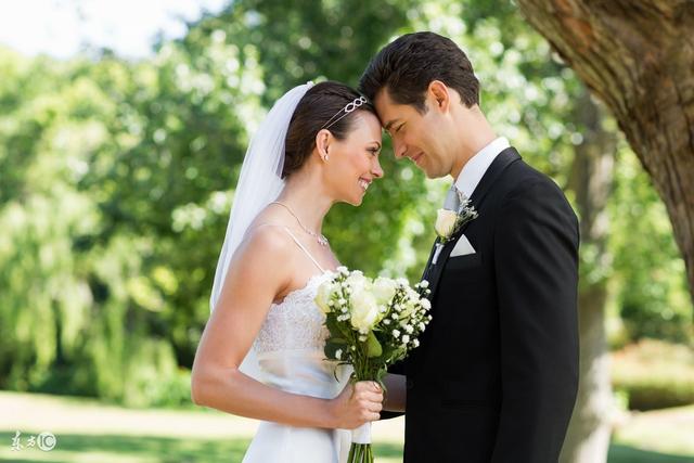 結婚婆婆只給一萬塊彩禮，婚禮當天看到宴席，我媽氣的領我回家