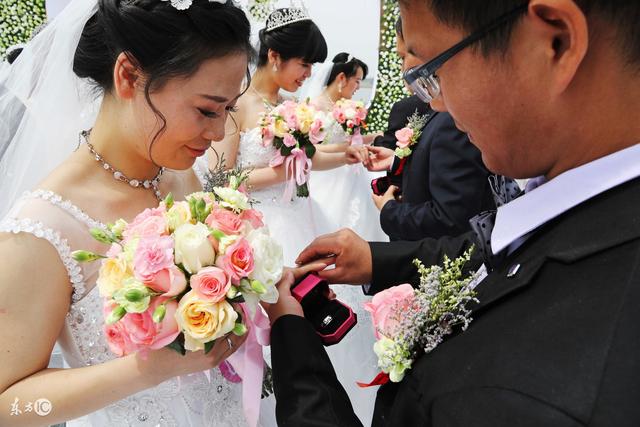 結婚婆婆只給一萬塊彩禮，婚禮當天看到宴席，我媽氣的領我回家