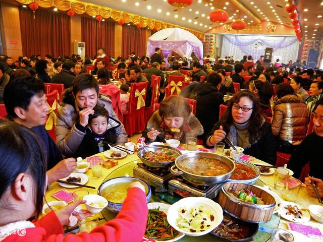 結婚婆婆只給一萬塊彩禮，婚禮當天看到宴席，我媽氣的領我回家