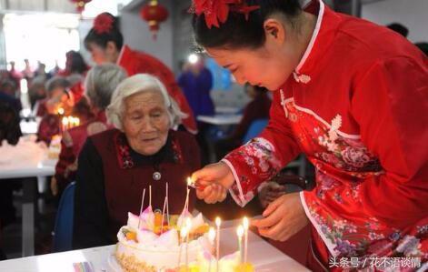 婆婆生日，兒媳轉帳五千，回婆家時，門外聽到對話，她如墜冰窖