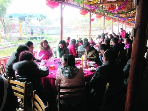 過年全家酒店吃飯，兒女們偷偷去買單，吃完老闆攔著不讓走