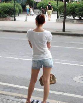 在外兩年，回來卻發現老婆總叉著腿走路，從門縫偷看，我咬破嘴唇