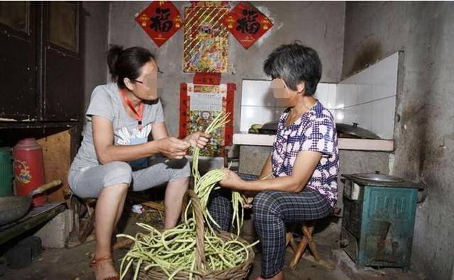 深夜出差忘帶文件夾，回家發現老婆表情怪異，推開門我的心好痛