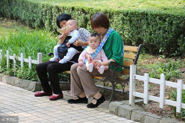 深夜出差忘帶文件夾，回家發現老婆表情怪異，推開門我的心好痛