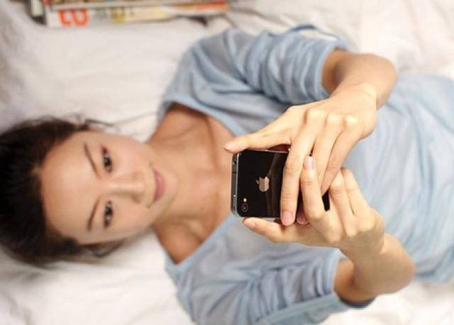 深夜出差忘帶文件夾，回家發現老婆表情怪異，推開門我的心好痛