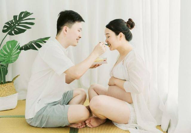 深夜出差忘帶文件夾，回家發現老婆表情怪異，推開門我的心好痛