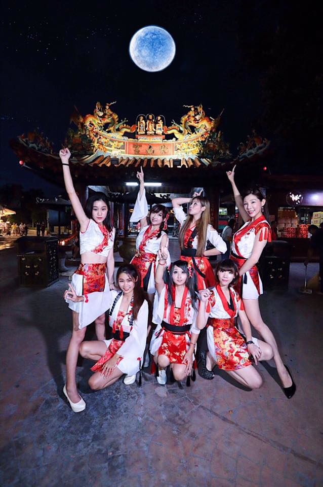 偷拍廟會妹慘被瞪回擊，po照求救...網友竟「無限zoom in」看到嗨！內行人曝：這團真優