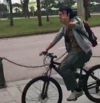 63歲周潤發騎車買菜，10萬塊的自行車吸引了所有人的注意