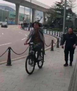 63歲周潤發騎車買菜，10萬塊的自行車吸引了所有人的注意