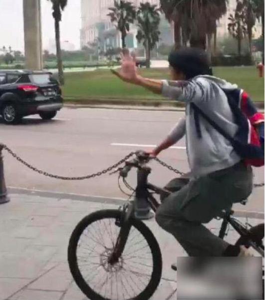 63歲周潤發騎車買菜，10萬塊的自行車吸引了所有人的注意