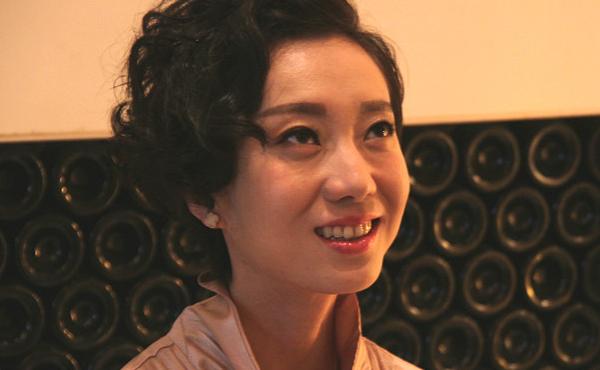 她因張藝謀而癱瘓，一個意外害她一生，現與輪椅共度餘生