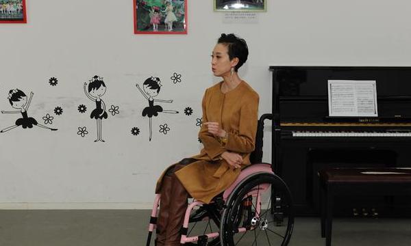她因張藝謀而癱瘓，一個意外害她一生，現與輪椅共度餘生