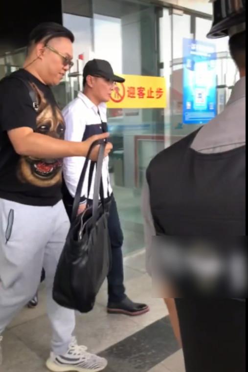 52歲張信哲現身保山機場，邊嚼口香糖邊耍酷，路人完全不看他一眼