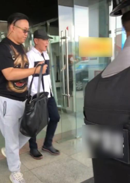52歲張信哲現身保山機場，邊嚼口香糖邊耍酷，路人完全不看他一眼