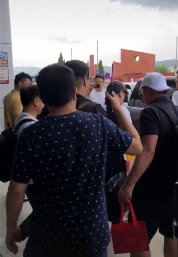 52歲張信哲現身保山機場，邊嚼口香糖邊耍酷，路人完全不看他一眼